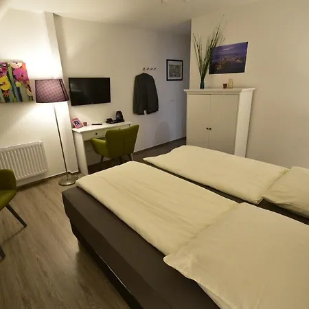 ゲストハウス ペンション アム シュロス シュヴェリーン